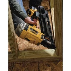 Dewalt DCN692M1 20V MAX XR Brushless Lithium-Ion 30 Degree Cordless Paper Collated Framing Nailer Kit (4 Ah) -Dewalt Sales 2022 dewndcn692m1 k